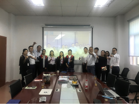 爱游戏体育最新官网(中国)官方网站软件与炎墨合影 爱游戏体育最新官网(中国)官方网站软件与炎墨合影